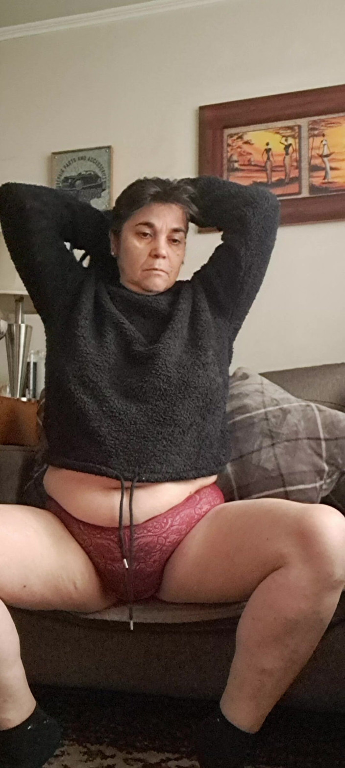 Mommy big hairy pussy: MILF v kalhotkách před jejím indiferentní švagr, je sexy