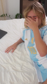ทําประตูในฉัน แฟนอาร์เจนตินาโดนลงโทษเพราะขอทานใบแดงของ Messi