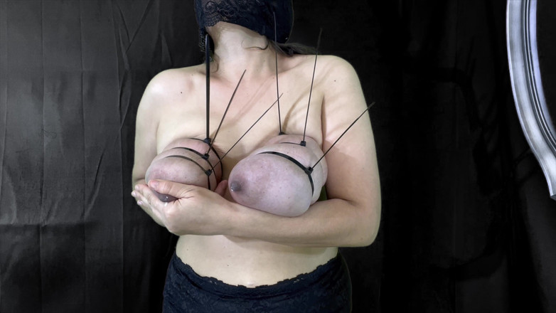 VeeVee Vixen: Puta con velo con cremallera ata sus tetas vista frontal 4k