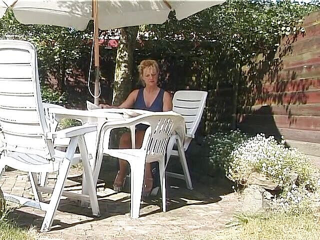 Lucky Cooch: Blonďatá milfka předvádí svá prsa venku