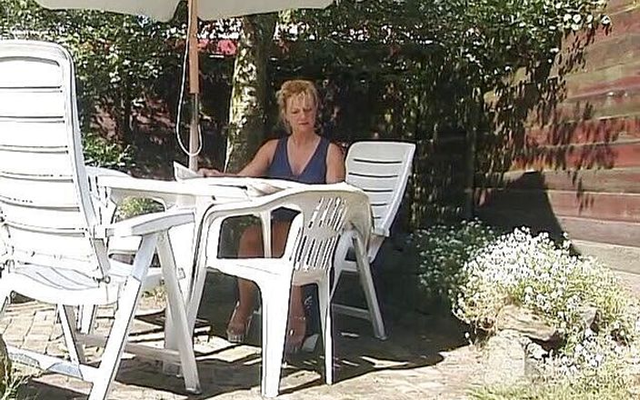 Lucky Cooch: Rubia milf mostrando sus tetas al aire libre