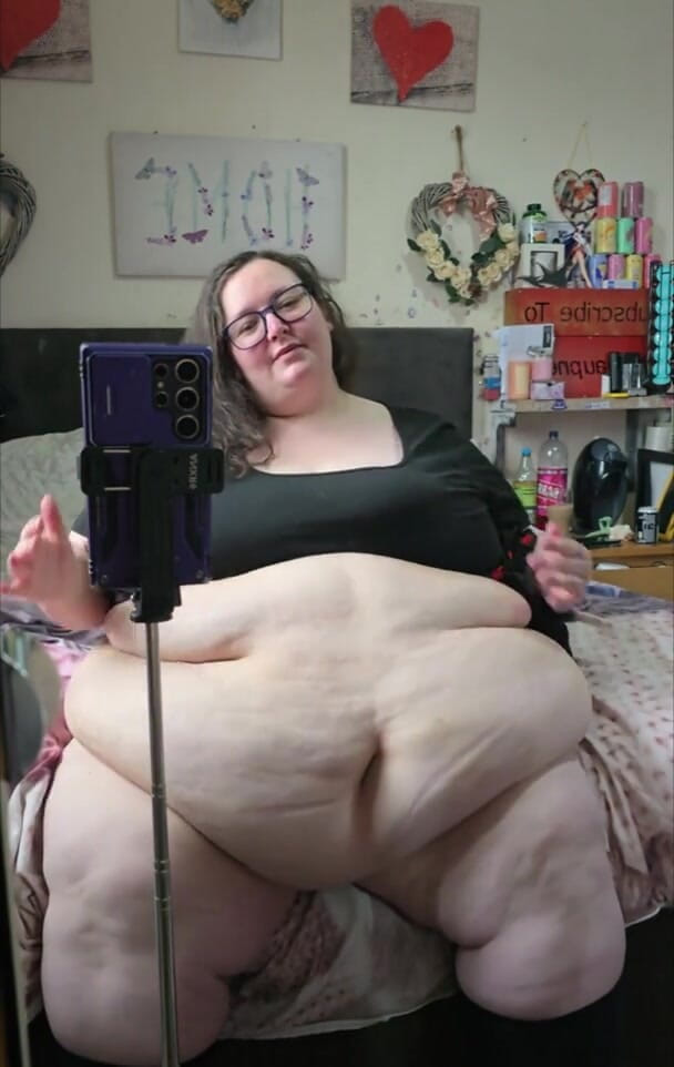 SSBBWLadyBrads: Жиробасина толстушка богиня живота раздевается в ванной