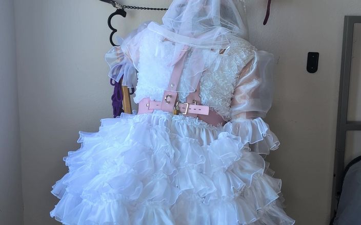 Sissy Candy: Sissy-bruid speelt met veel dildo's