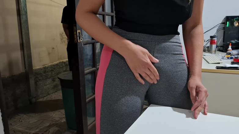 Gabi SweetCouplesStories: Cewek sange ini lagi asik masturbasi memeknya di atas meja...