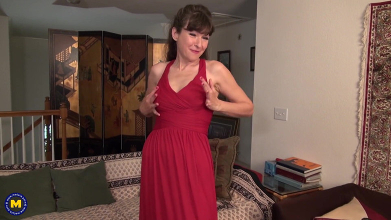 Mature Solo NL: Seksi olgun amında büyük bir yarak istiyor ama sadece vibratör...
