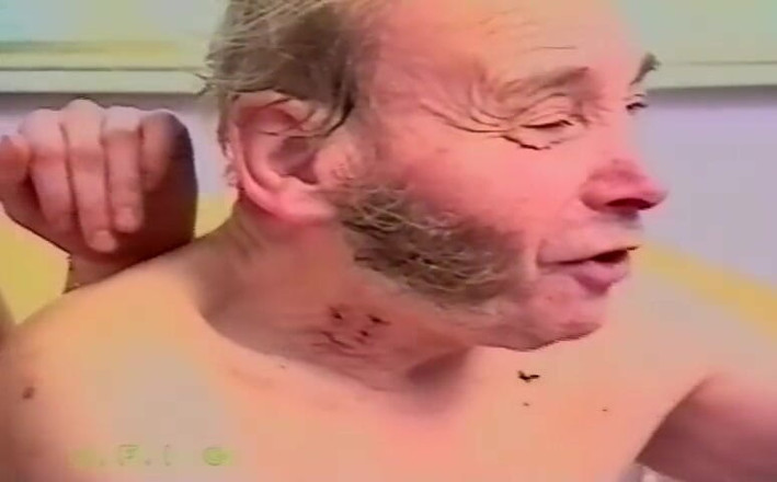 Nasty matures and dirty grannies club: Duas garotas sexy cavalgam o pau de um cara mais...