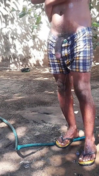 Une pute infidèle se lave la bite de son amant