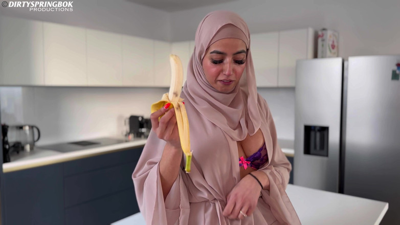 Aaliyah Yasin: Hladová muslimská dívka se rychle rozbije s velkým černým pérem