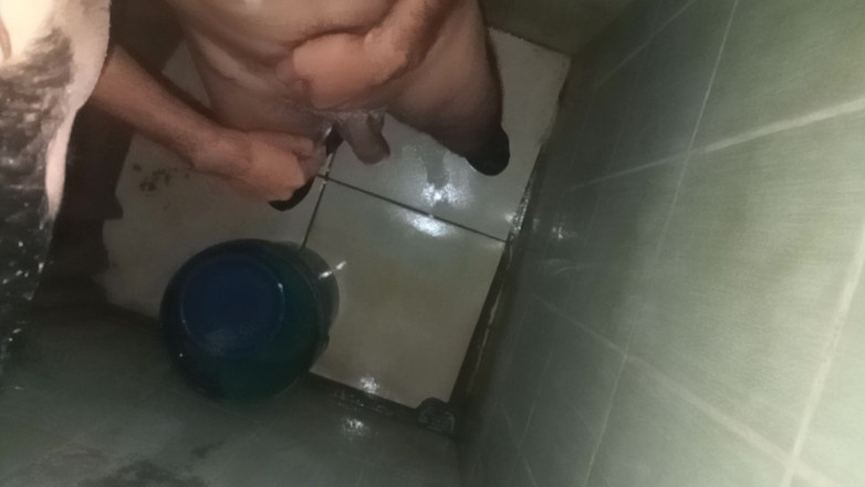 Cute boy jerks off: Lelaki Dikongkek Zakar Dan Telur Dalam Bilik Mandi Tunggal