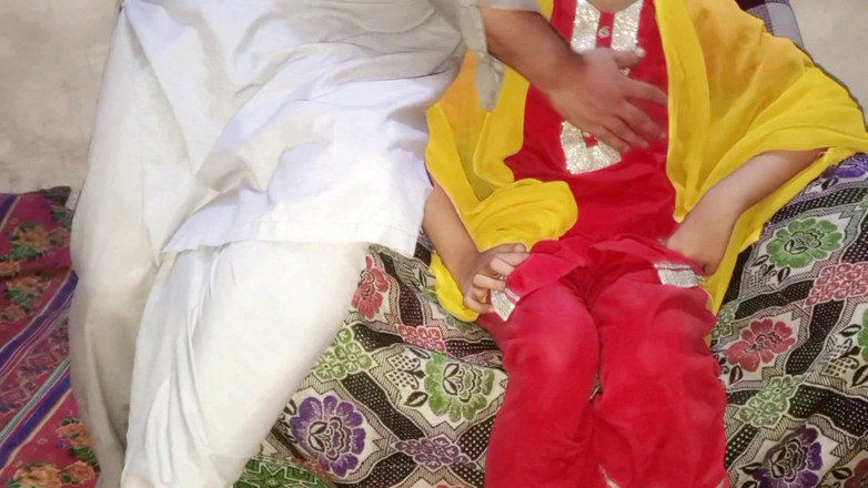 Small Baby: Desi Maal Ko Ghar Pe Bulakar Choda Doggystyle Men