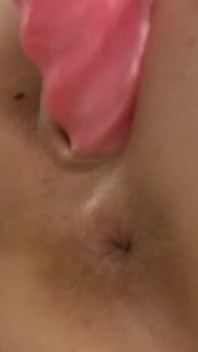 Sensuele roodharige bevredigt zichzelf met vingers en dildo