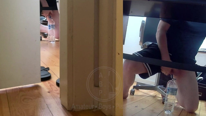 AmateurBoysPissing: Jules가 집에서 일하고 책상을 떠날 수 없을 때, 그는 병으로 소변을 볼 수 있습니다.