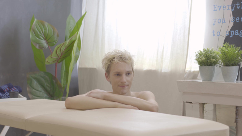 Gay Deluxe: Junge schwänze haben spaß während der massagezeit
