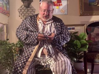 Hand-Free-Daddy-Chub: Sacerdote gordo tiene grande y gordo