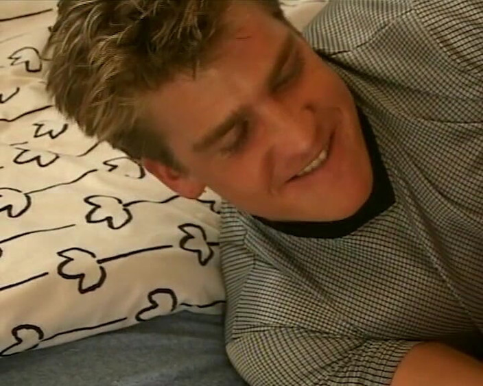 BB Video - Old School: 德国素人青少年群交与黑发女郎肛交