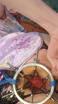 Uso di un dilatatore anale in un sexy abito cinese lilla estremo anale