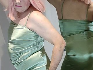 Sissy in satin: セクシーなグリーンのサテンドレスとヒール。