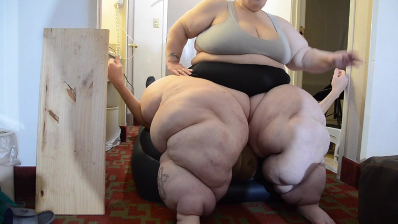 Full Weight Productions: Bobbi Jo &amp; Savannah Meleleh Di Tilam