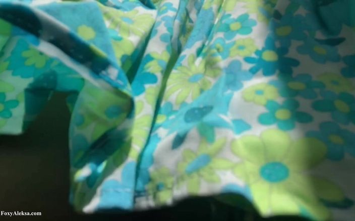 FoxyAleksa: Figa bollente senza mutandine in autobus! Orgasmo veloce quando nessuno...