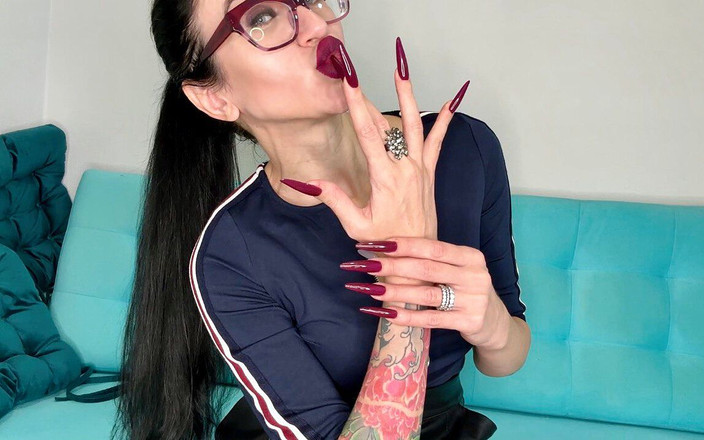 Julia domaina: Donkerpaarse lange nagels, klauwen, lange flexibele vingers en donkere lippenstift