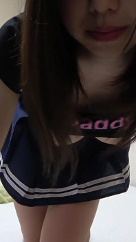 สาวญี่ปุ่นใส่กางเกงในเชือกหนีบก้นปัดกวาดห้อง ขณะคอยดึงเสื้อกล้ามที่หน้าอกใหญ่ทะลักออกมาเรื่อย ๆ