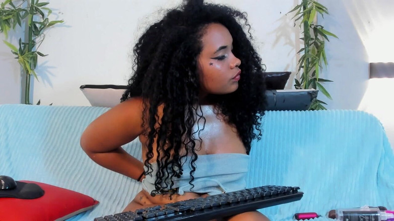 Miss ivy studio: Vollbusige schwarze frau masturbiert ihre muschi mit ihrem dildo