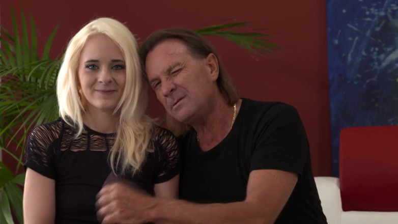 German Porn: Blondine anaal zonder doodsangk: hete blondine houdt van anaal van...