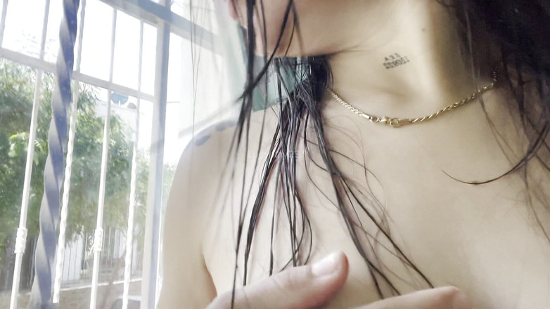 Lucyplay: Masturbuje u okna a sleduje mé sousedy