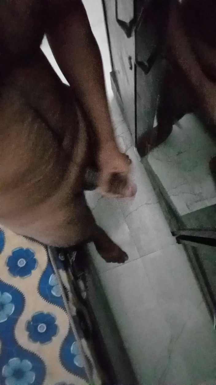 Raaz26d: 침실에서 내 큰 자지에 기름을 바르고 거울 앞에서 자위