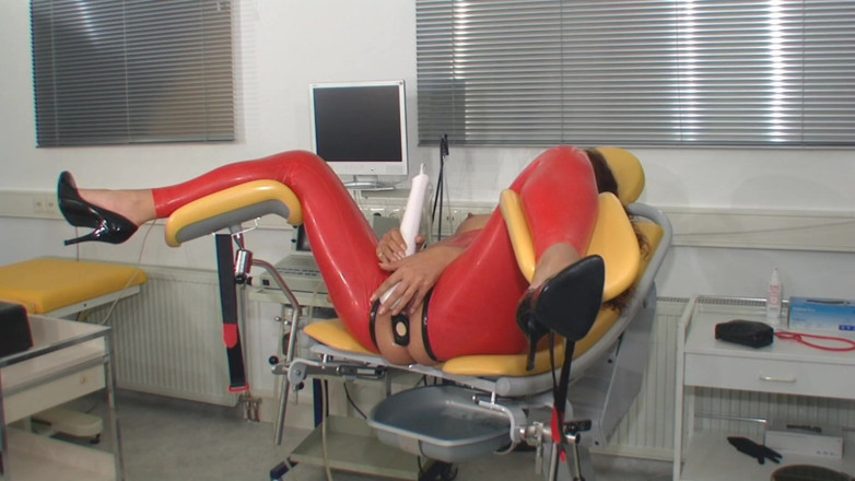 Rubber & Clinic Studio - 1ATOYS: Lateks içinde amcık pompalıyor