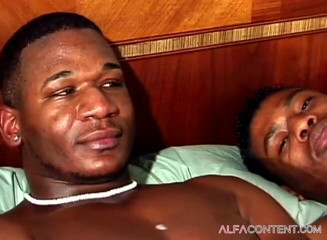 Gay show: Muscular BBC gays fuck each other on the bed