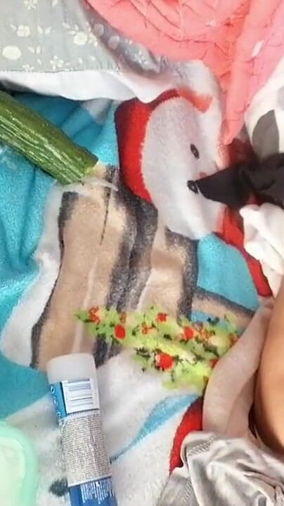 Amateur Wife Masturbates with Her Fingers in Her Pussy (Amateur MS)