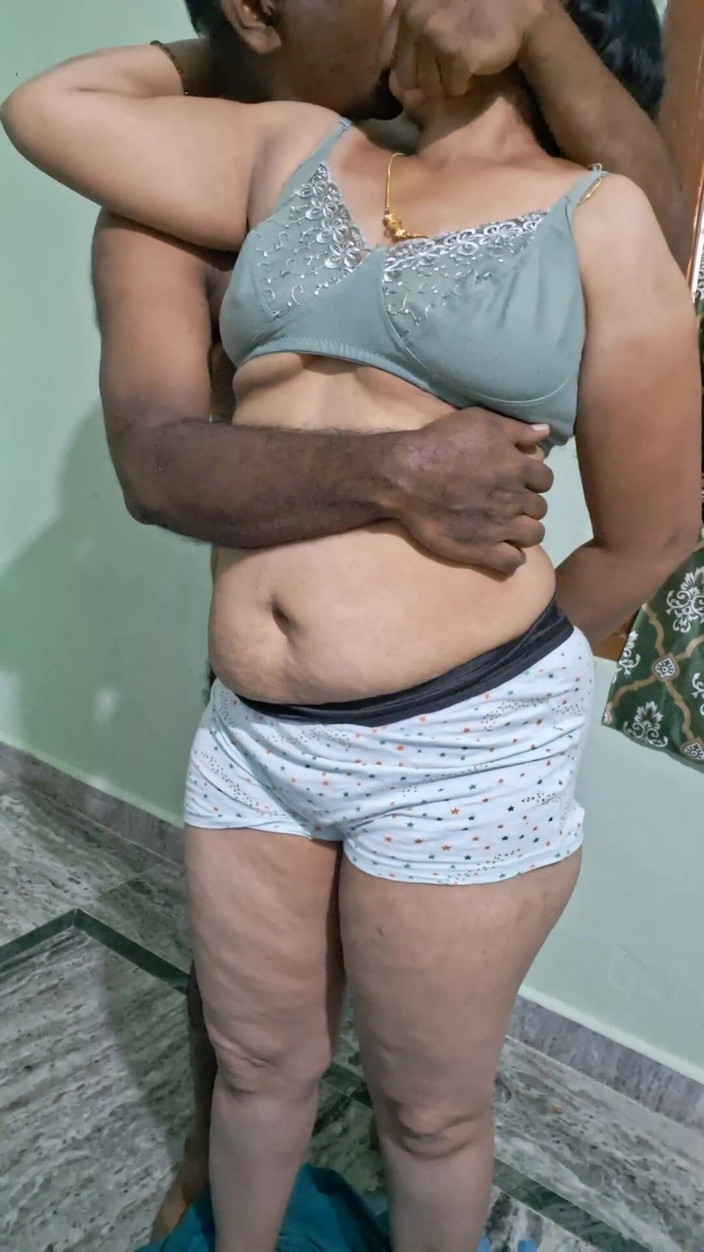Sexy sindu: Cặp đôi hôn nhau nóng bỏng