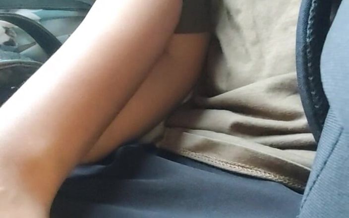 Hotfuck20: Sie liebt es, mir im bus handjob zu geben