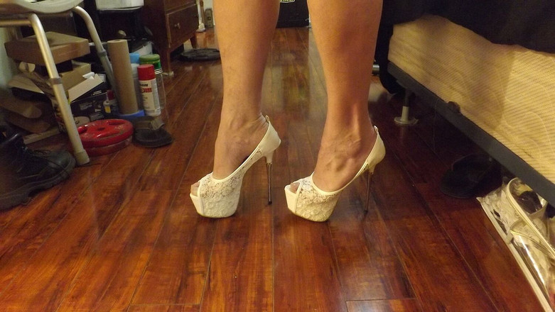 MrLeggs: Zábavná jízda na posteli černé prostěradla bílé podpatky nerez kolík Mám šukání...