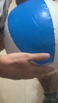 In de badkamer met een strandbal