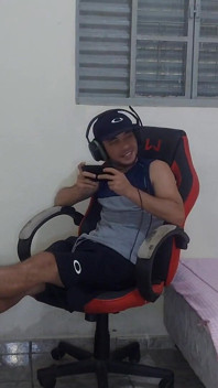 Sorellastra si cambia vicino al fratellastro e finisce per scoparla sulla sedia del gamer.