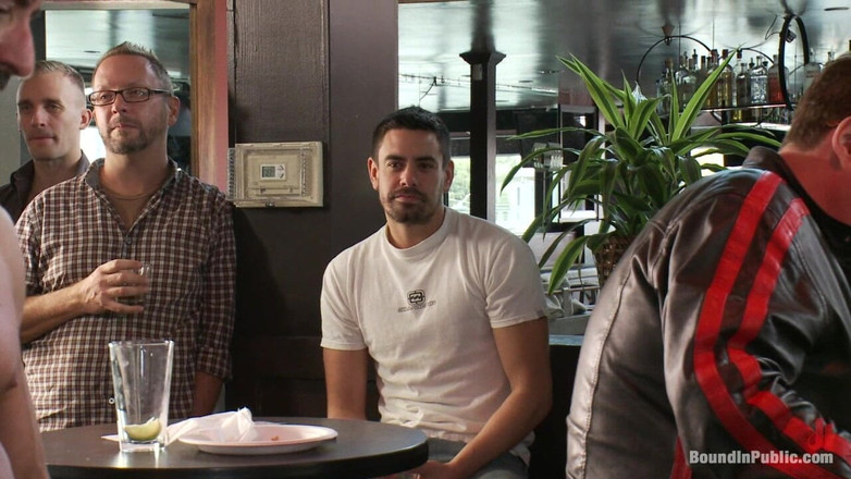 Bound in public: Muskel-hengst benutzt und fickt seinen jungen vor einer geilen mittagsmenge.