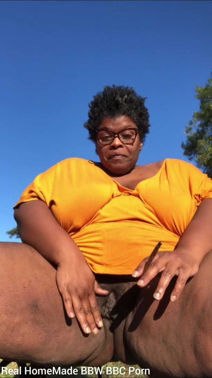 Super sexy ebony cuties: Midden op de parkeerplaats toont ik mijn harige poesje