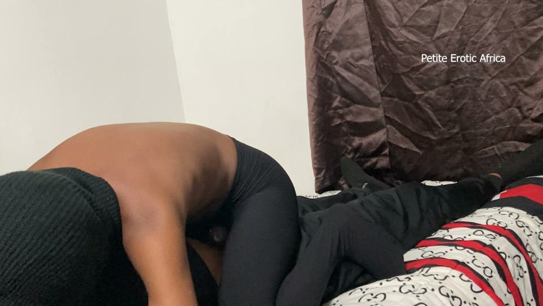 Petite Erotic Africa: Una magra cowgirl ebano in calze