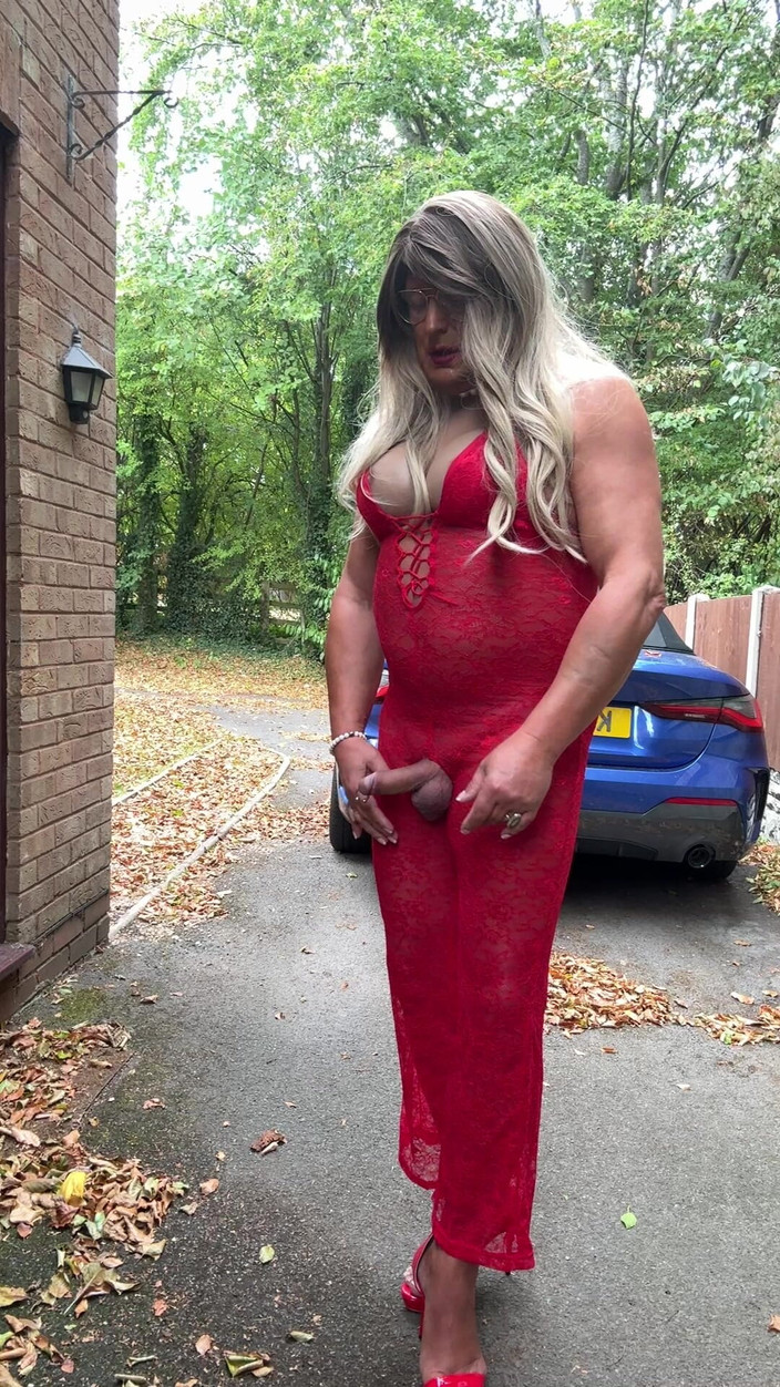 Kellycd2022: Sexy Crossdresser Kellycd2022 en sexy mono rojo y tacones