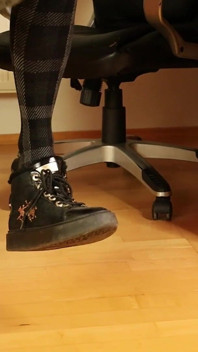 Plaid panty's en stijlvolle sportschoenen - bungelend, schoenenspel & voetfocus