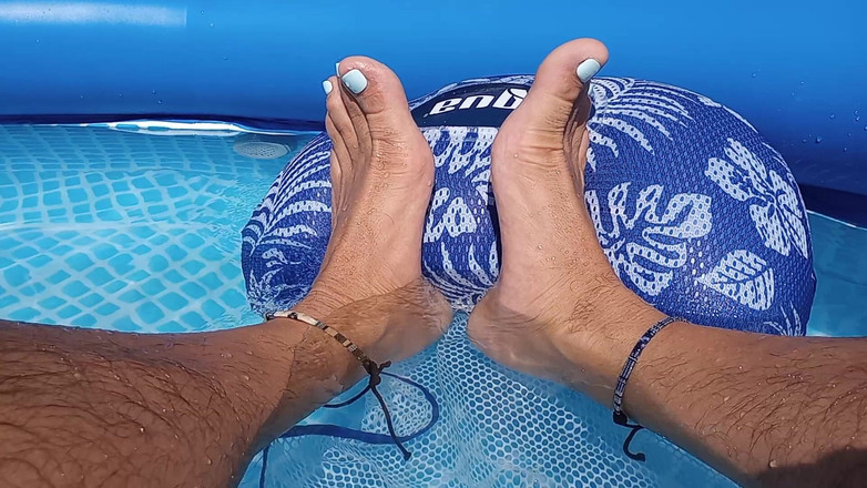 Midsouth Foot Fetish: Pamer kaki basahku di kolam renang