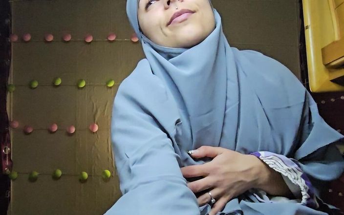 MiaNIqab: 거대한 발 Mia Niqab으로 당신을 밟는 거대한 Mia