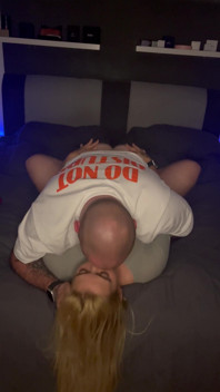 Prstí se, olizuju ji, hněte mi zadek, šukám ji. Přicházíme k orgasmům