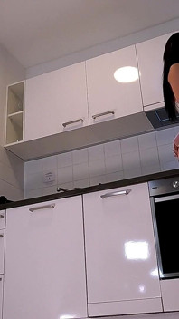 Váy ngắn màu hồng và quần lót với tất đầu gối chỉ là khởi đầu mà cô ấy cởi bỏ đồ lót để khoe âm hộ cạo lông của mình