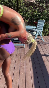 Ascensore e trasporto in topless con Paris love e Andi vicious
