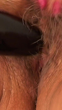 Une mamie excitée se fait baiser par un vieux gourmand !