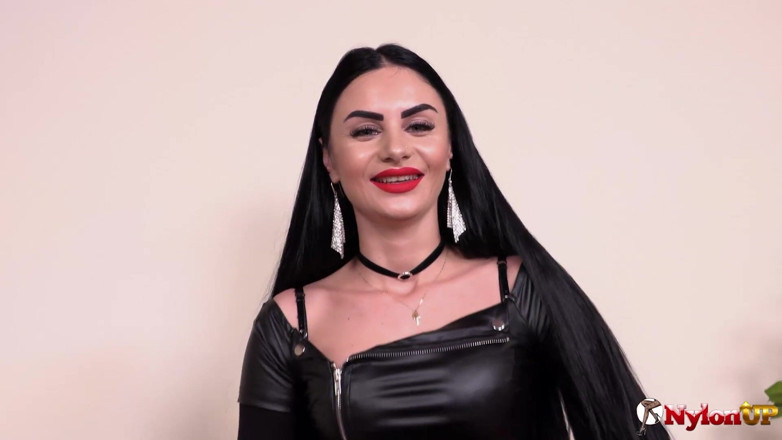 FootFetish Girls With Sex Toys and Nylons: Ambra, déesse éblouissante, aime te baiser
