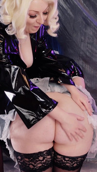Futai în față alunecos - stăpână lesbiană strictă și servitoare curvă perversă dolofană! Arya Grander și Alice Wubba